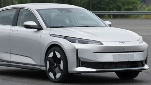 Changan Qiyuan A05 спереди сбоку