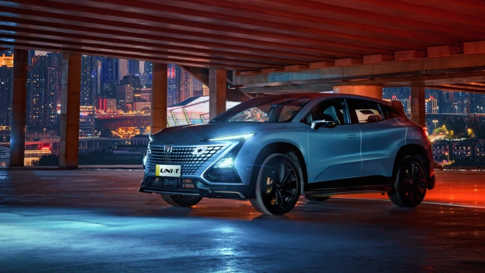 Кроссовер Changan Uni-T цены в России спереди сбоку