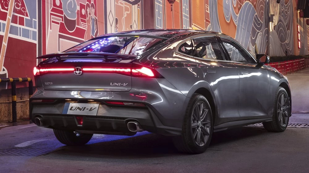 Changan Uni-V сзади сбоку