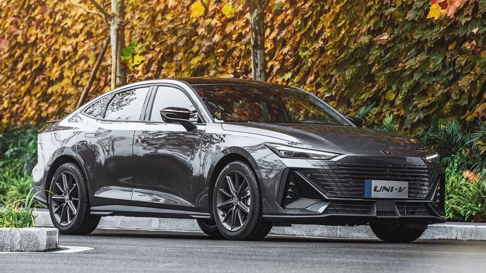 Changan Uni-V сзади спереди