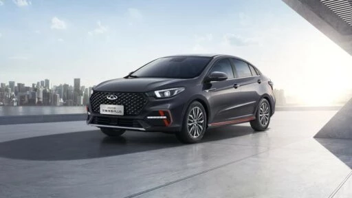 Рестайлинговый обновленный седан Chery Arrizo 5 Plus 2023 спереди сбоку