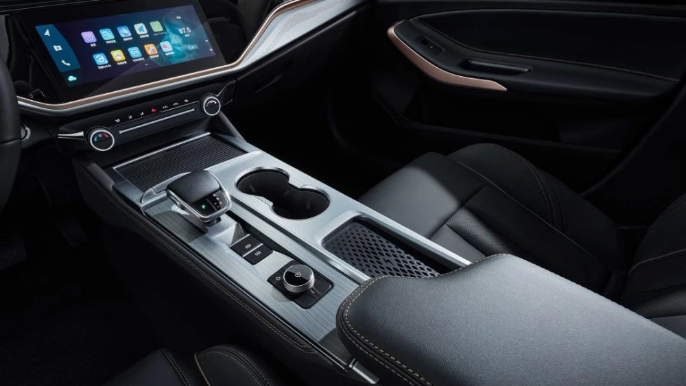 обновленный седан Chery Arrizo 5 Plus 2023 тоннель салон интерьер