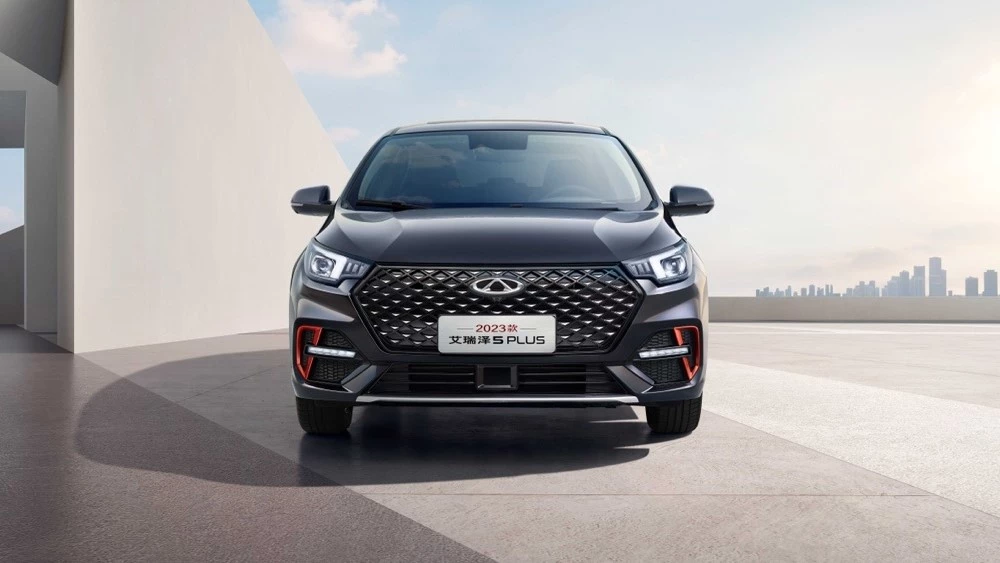 обновленный седан Chery Arrizo 5 Plus 2023 спереди