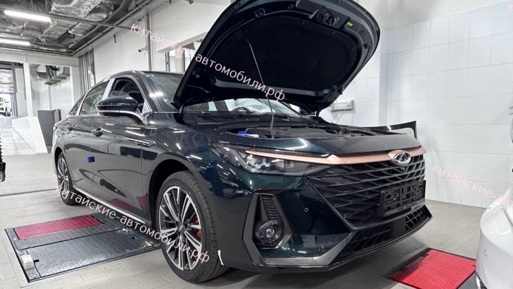 первые Chery Arrizo 8 у дилера в России фото сбоку спереди темно-зеленый