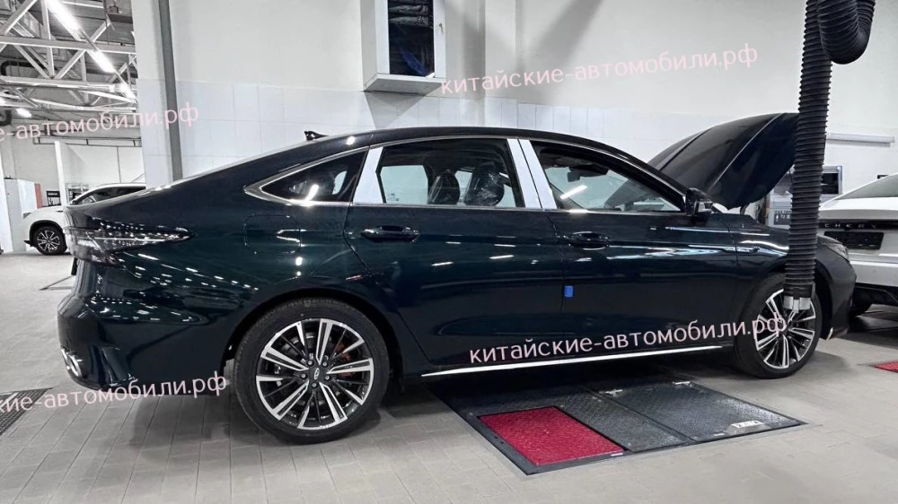 первые Chery Arrizo 8 у дилера в России фото сбоку темно-зеленый