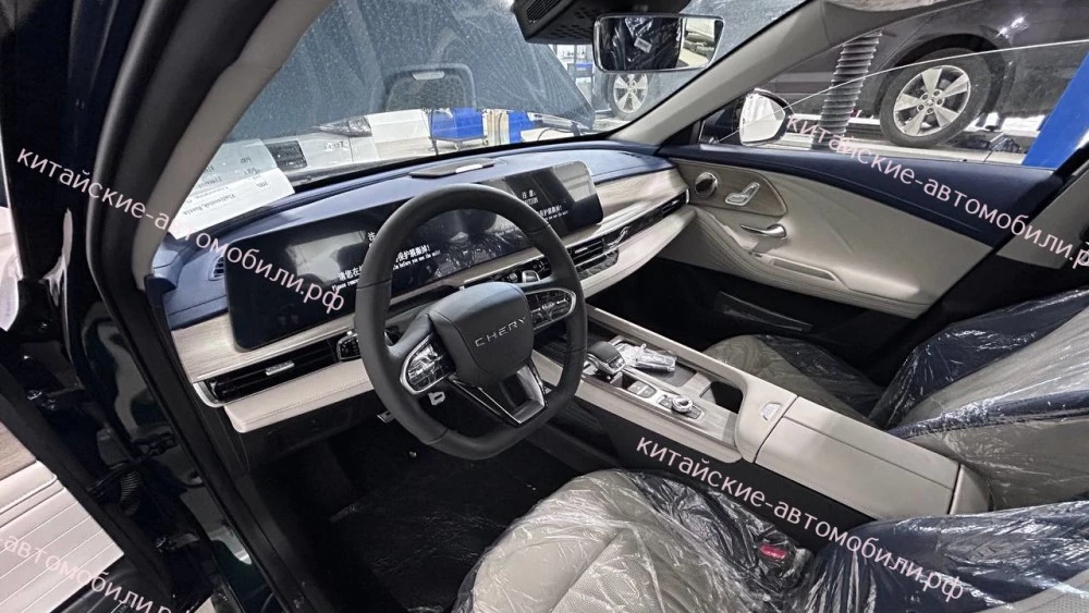 первые Chery Arrizo 8 у дилера в России фото салон интерьер темно-зеленый