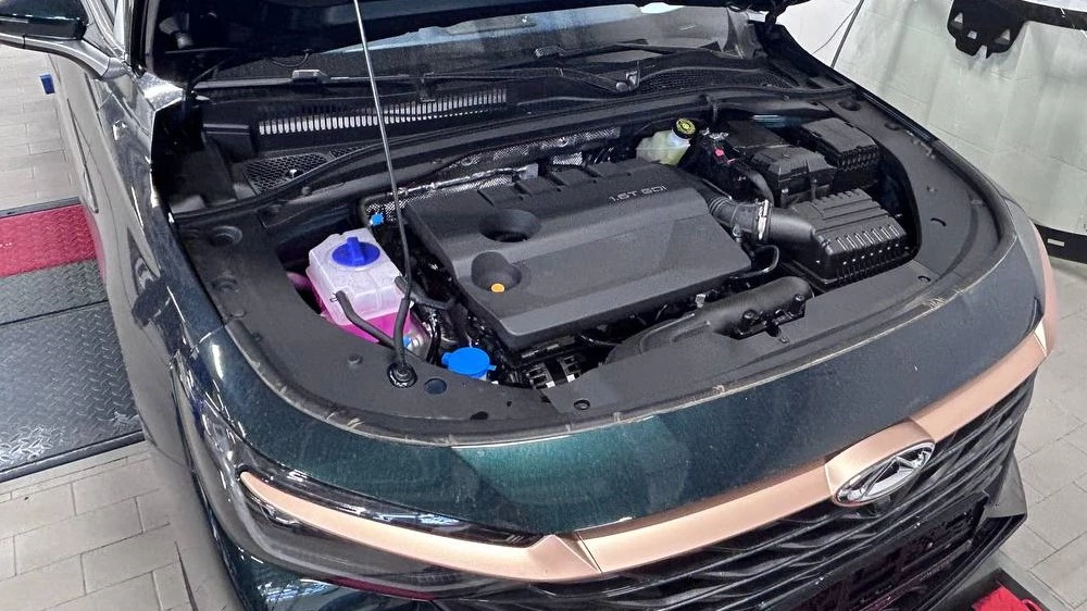 первые Chery Arrizo 8 у дилера в России фото темно-зеленый мотор