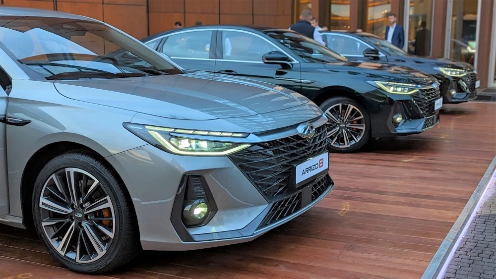 chery Arrizo 8 сбоку спереди на презентации