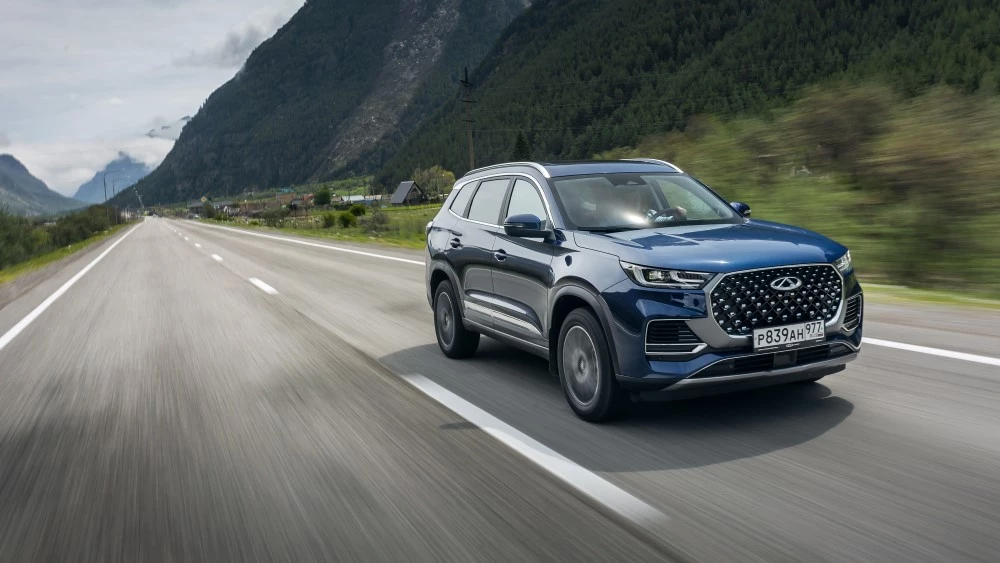 Тест гибридного Chery Tiggo 8 Pro e+ сбоку спереди в динамике