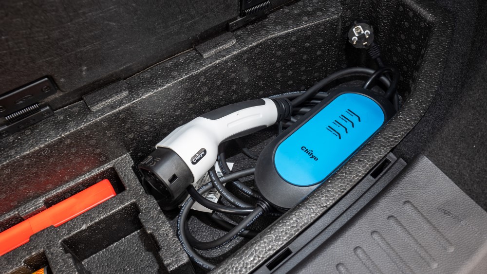 Тест гибридного Chery Tiggo 8 Pro e+ салон интерьер 7 мест багажник зарядка кабель