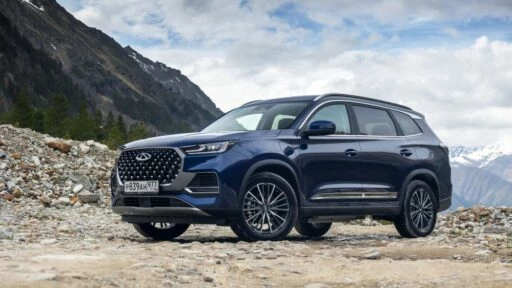 Тест гибридного Chery Tiggo 8 Pro e+ сбоку спереди