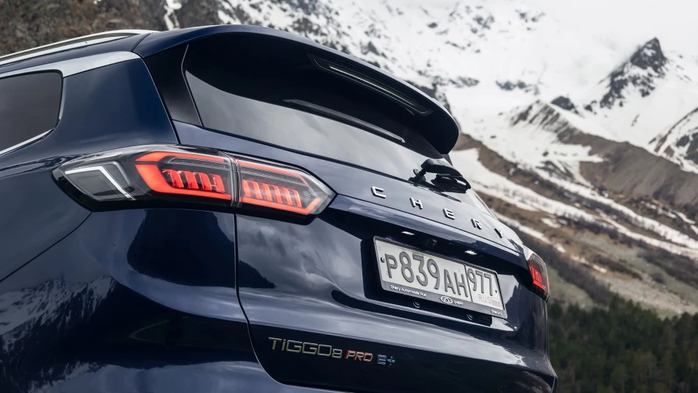 Тест гибридного Chery Tiggo 8 Pro e+ сзади логотипы