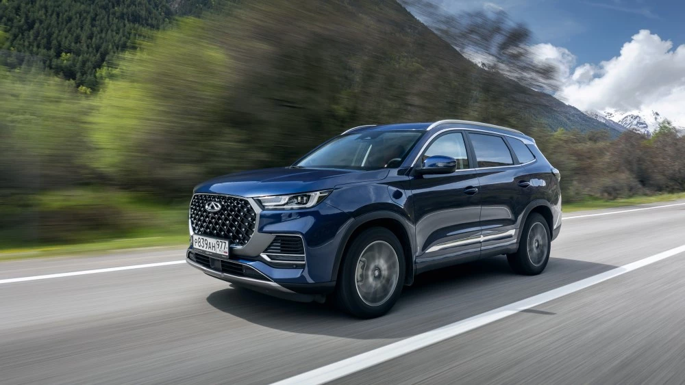 Тест гибридного Chery Tiggo 8 Pro e+ сбоку спереди в динамике