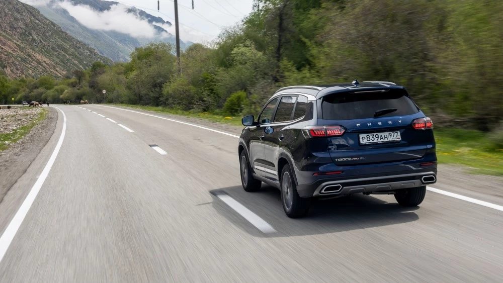 Тест гибридного Chery Tiggo 8 Pro e+ сбоку сзади в динамике