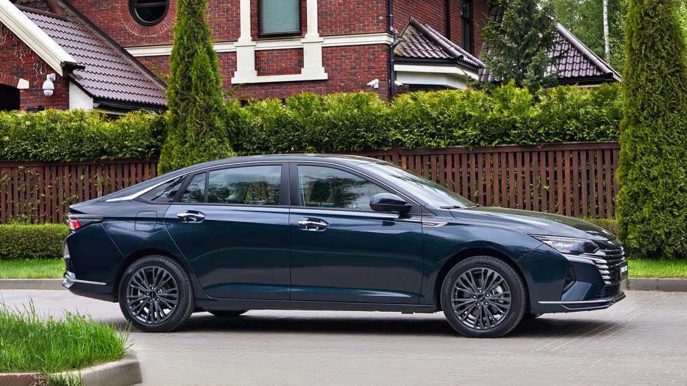 Dongfeng Shine Max сбоку в динамике