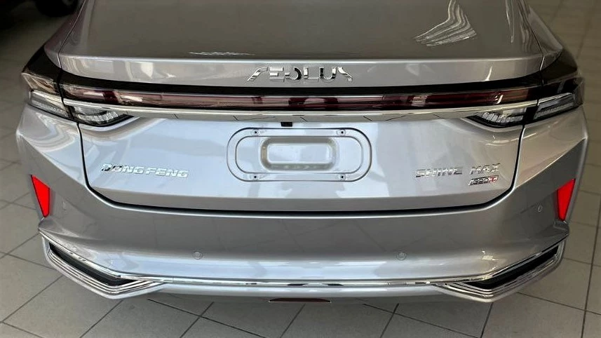 Седан Dongfeng Shine Max сзади шильдики