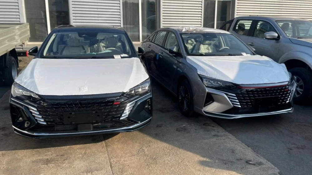 Седан Dongfeng Shine Max сбоку спереди