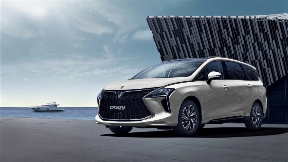 Минивэн Forthing Yacht сбоку спереди