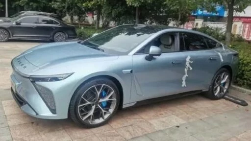 седан Exeed Sterra ES спереди сбоку