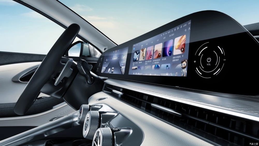 обновленный Exeed TXL фото салон интерьер монитор приборка медиасистема