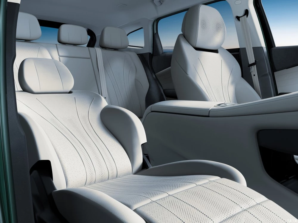 обновленный Exeed TXL фото салон интерьер первый ряд оттоманка сиденья