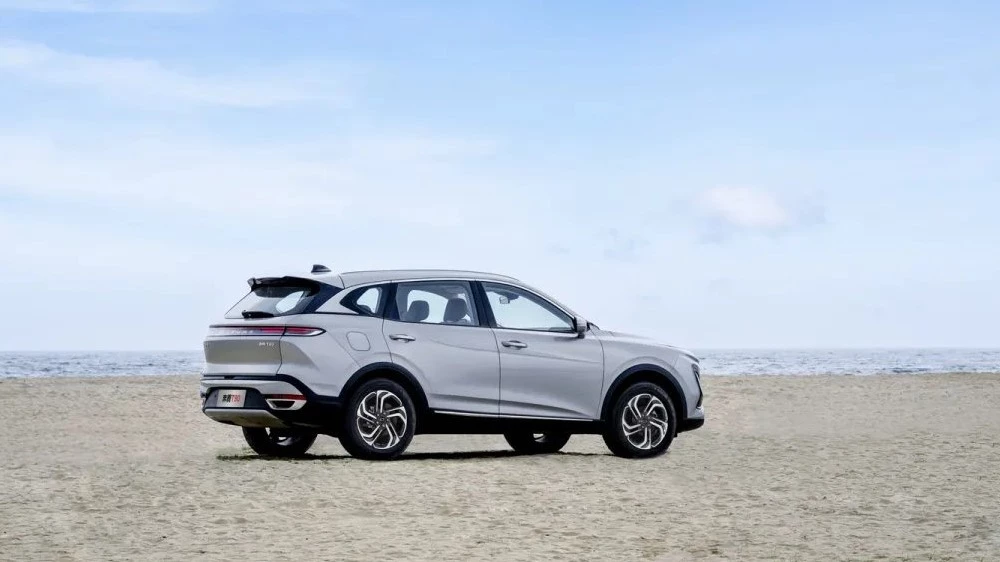 Кроссовер FAW Bestune T90 сбоку сзади