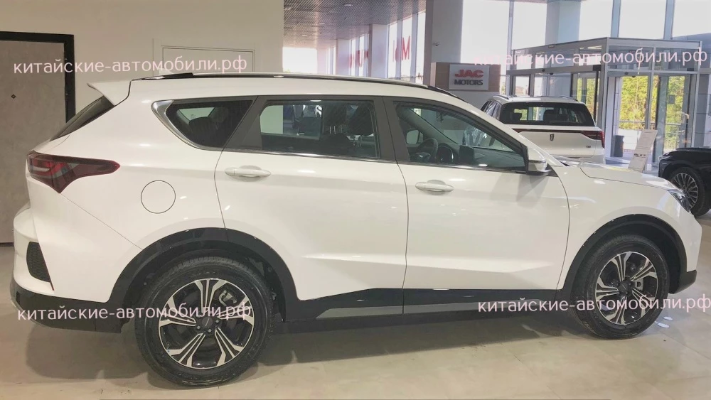 Soueast DX8S в дилерском центре Автоюг в ставрополе купить сбоку