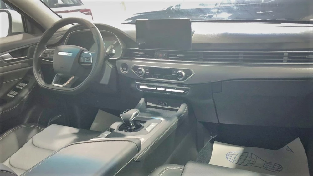 Салон интерьер кроссовера Soueast DX8S