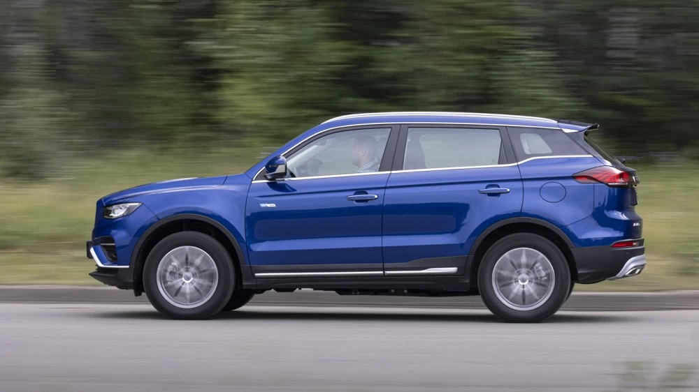 новая версия Geely Atlas Pro сбоку в динамике