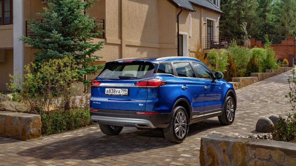Кроссовер Geely Atlas Pro сзади сбоку