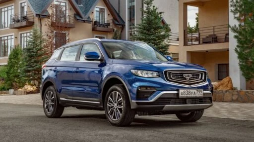 Кроссовер Geely Atlas Pro спереди сбоку