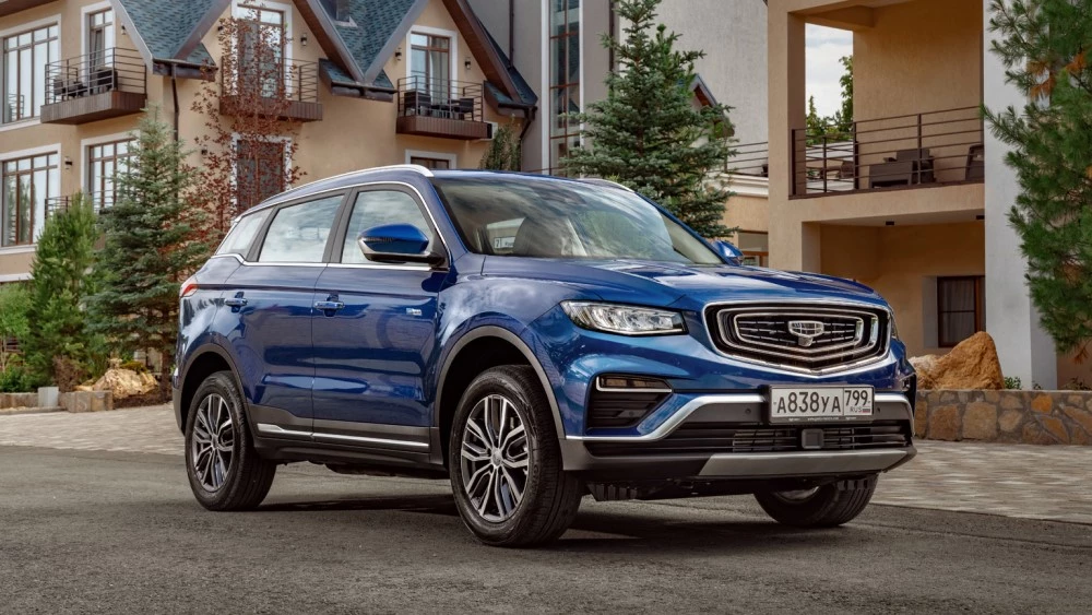 Кроссовер Geely Atlas Pro спереди сбоку