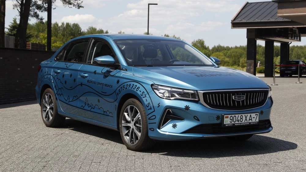 Geely Emgrand 7 спереди сбоку