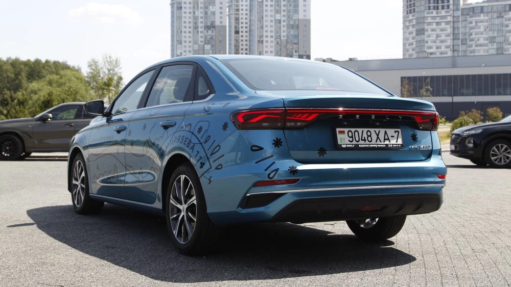 Geely Emgrand 7 сзади сбоку