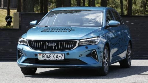 Geely Emgrand 7 спереди сбоку