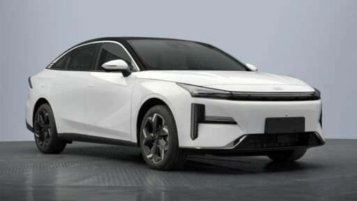 Geely Galaxy L6 сбоку спереди