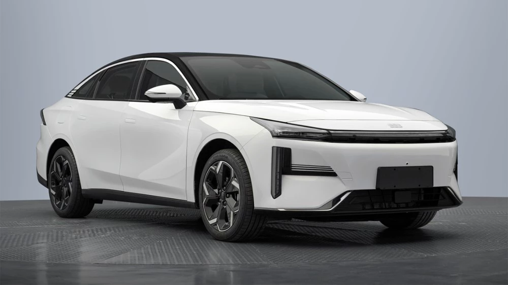 Geely Galaxy L6 сбоку спереди