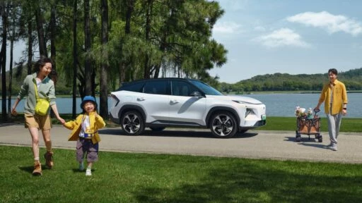 Geely Galaxy L сбоку для семьи