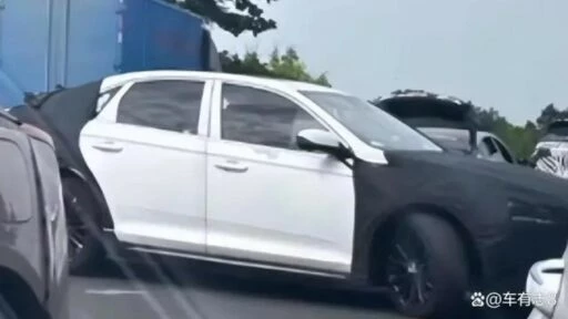 новый Geely Preface сбоку