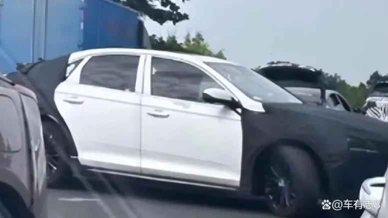 новый Geely Preface сбоку