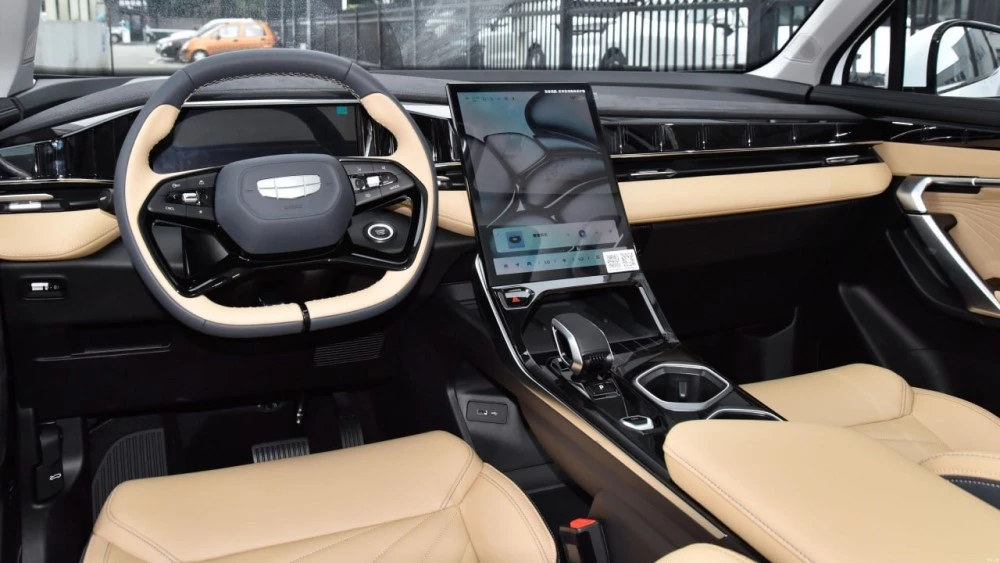 Обновленный седан Geely Preface салон интерьер