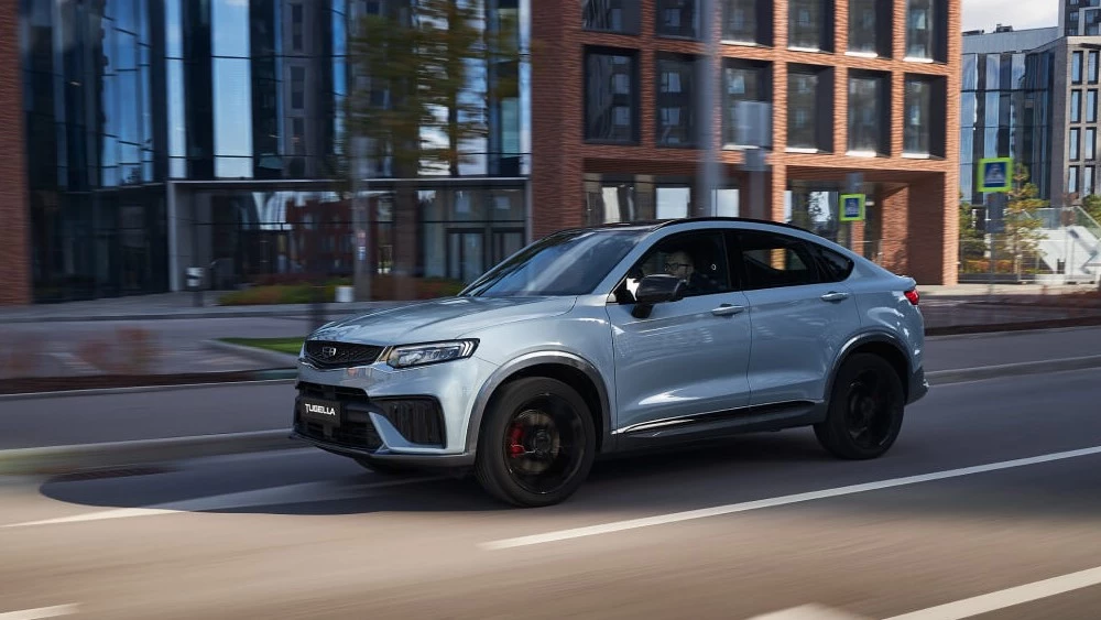 Geely Tugella спереди сбоку в динамике