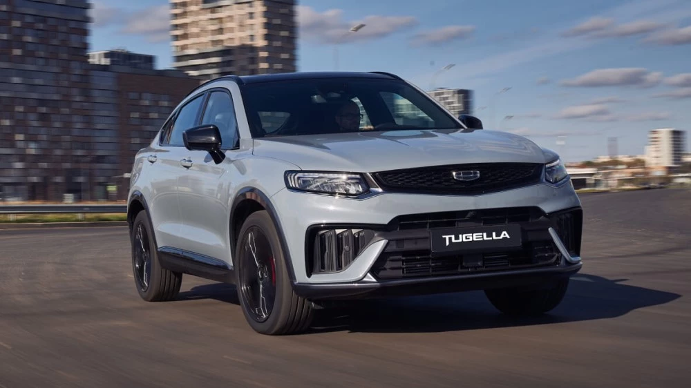 Geely Tugella спереди сбоку в динамике