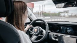 HONGQI E-HS9 КЛЮЧАВТО за рулем водитель женщина тест-драйв