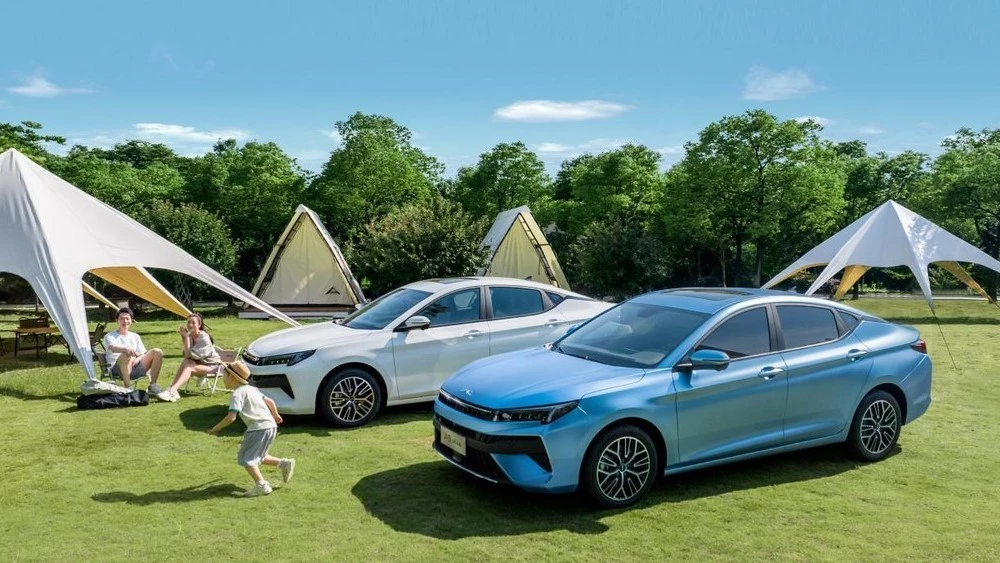 Лифтбек JAC A5 Plus Москвич 6 сбоку спереди