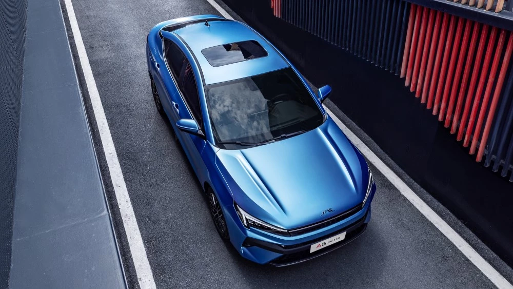 Лифтбек JAC A5 Plus Москвич 6 сбоку спереди сверху