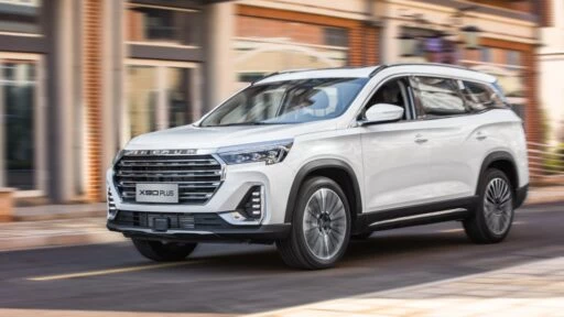 Jetour X90 Plus спереди сбоку в динамике