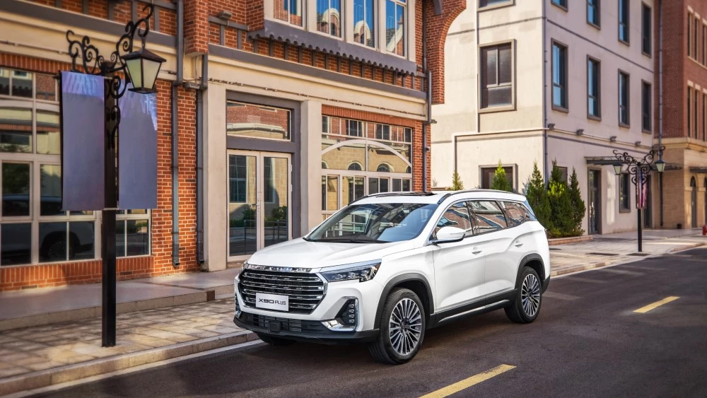 Jetour X90 Plus спереди сбоку в статике