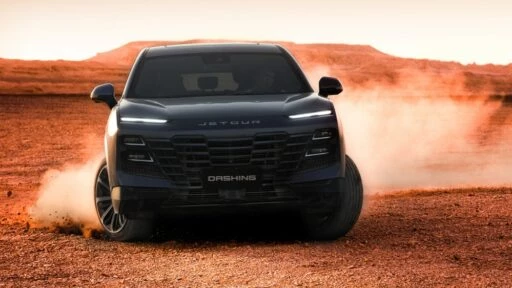 Кроссовер Jetour Dashing спереди в динамике