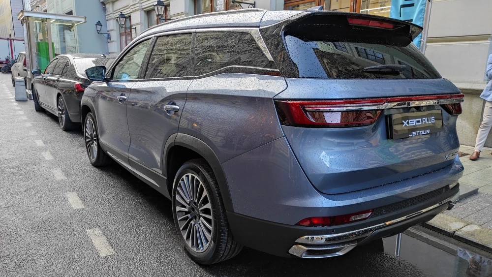Jetour X90 Plus сзади сбоку